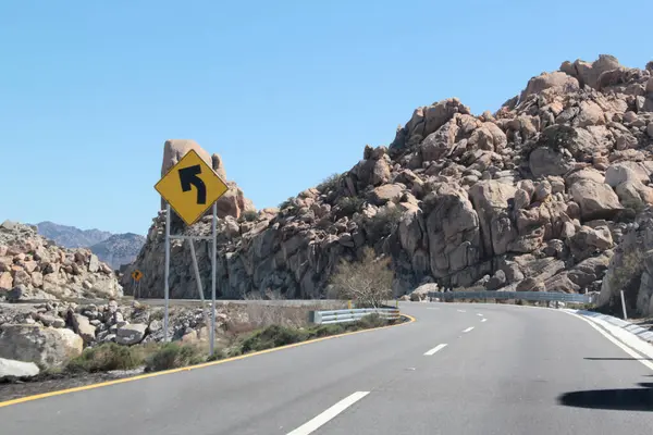 Rumorosa 'nın dağlık manzaraları, Baja California, Meksika' da Meksikalıdan Tecate 'ye uzanan otoyol, adı rüzgarın kaya oluşumları boyunca çıkardığı sesten kaynaklanıyor.