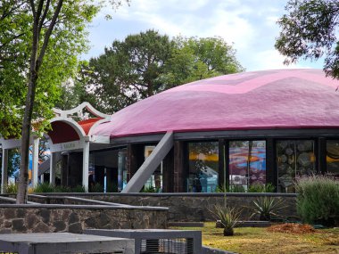 Mexico City, Mexico - 26 Mart 2025: Chapultepec Ormanı 'ndaki Doğal Tarih ve Çevre Kültürü Müzesi, biyolojik çeşitlilik ve korunmayı gösteren CDMX' in simgesidir.