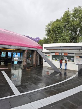 Mexico City, Mexico - 26 Mart 2025: Chapultepec Ormanı 'ndaki Doğal Tarih ve Çevre Kültürü Müzesi, biyolojik çeşitlilik ve korunmayı gösteren CDMX' in simgesidir.