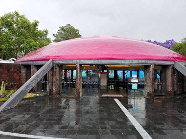 Mexico City, Mexico - 26 Mart 2025: Chapultepec Ormanı 'ndaki Doğal Tarih ve Çevre Kültürü Müzesi, biyolojik çeşitlilik ve korunmayı gösteren CDMX' in simgesidir.