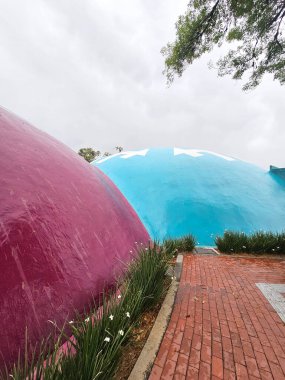 Mexico City, Mexico - 26 Mart 2025: Chapultepec Ormanı 'ndaki Doğal Tarih ve Çevre Kültürü Müzesi, biyolojik çeşitlilik ve korunmayı gösteren CDMX' in simgesidir.