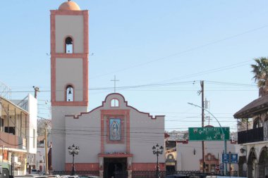 Tecate, Baja California, Meksika - 18 Aralık 2025: Baja California Norte 'deki Meksika Büyülü Kasabası ABD ile sınır komşusudur