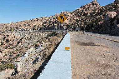 Rumorosa 'nın dağlık manzaraları, Baja California, Meksika' da Meksikalıdan Tecate 'ye uzanan otoyol, adı rüzgarın kaya oluşumları boyunca çıkardığı sesten kaynaklanıyor.