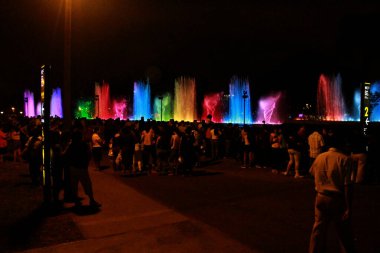 Lima, Peru - 12 Mart 2017: Peru 'daki Lima şehrinin simgesi ve teknolojisi, müziği, sesi ve lazeri olan sibernetik fıskiyeleri olan Sihirli Su Pisti