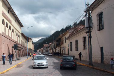 Cuzco, Peru - Mar 13, 2017: Cusco şehir merkezi, Plaza de Armas, Santo Domingo Manastırı, oyma ahşap galeriler ve balkonlar