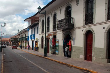 Cuzco, Peru - Mar 13, 2017: Cusco şehir merkezi, Plaza de Armas, Santo Domingo Manastırı, oyma ahşap galeriler ve balkonlar