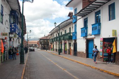 Cuzco, Peru - Mar 13, 2017: Cusco şehir merkezi, Plaza de Armas, Santo Domingo Manastırı, oyma ahşap galeriler ve balkonlar