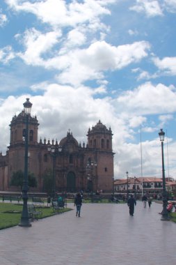 Cuzco, Peru - Mar 13, 2017: Cusco şehir merkezi, Plaza de Armas, Santo Domingo Manastırı, oyma ahşap galeriler ve balkonlar