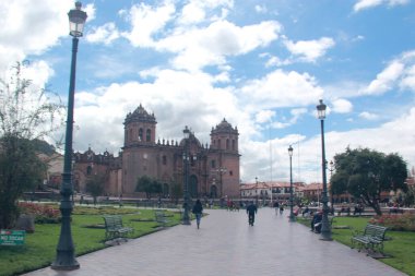 Cuzco, Peru - Mar 13, 2017: Cusco şehir merkezi, Plaza de Armas, Santo Domingo Manastırı, oyma ahşap galeriler ve balkonlar