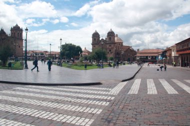 Cuzco, Peru - Mar 13, 2017: Cusco şehir merkezi, Plaza de Armas, Santo Domingo Manastırı, oyma ahşap galeriler ve balkonlar