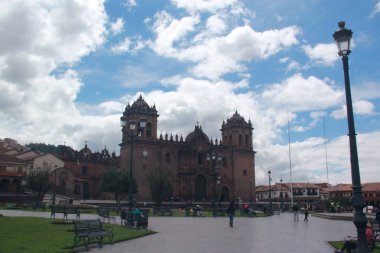 Cuzco, Peru - Mar 13, 2017: Cusco şehir merkezi, Plaza de Armas, Santo Domingo Manastırı, oyma ahşap galeriler ve balkonlar