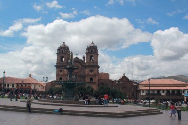 Cuzco, Peru - Mar 13, 2017: Cusco şehir merkezi, Plaza de Armas, Santo Domingo Manastırı, oyma ahşap galeriler ve balkonlar