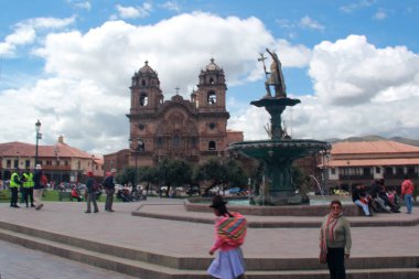 Cuzco, Peru - Mar 13, 2017: Cusco şehir merkezi, Plaza de Armas, Santo Domingo Manastırı, oyma ahşap galeriler ve balkonlar