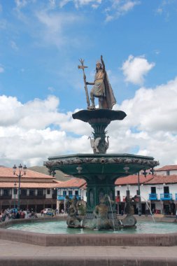 Cuzco, Peru - Mar 13, 2017: Cusco şehir merkezi, Plaza de Armas, Santo Domingo Manastırı, oyma ahşap galeriler ve balkonlar