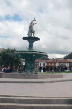 Cuzco, Peru - Mar 13, 2017: Cusco şehir merkezi, Plaza de Armas, Santo Domingo Manastırı, oyma ahşap galeriler ve balkonlar