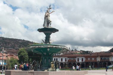 Cuzco, Peru - Mar 13, 2017: Cusco şehir merkezi, Plaza de Armas, Santo Domingo Manastırı, oyma ahşap galeriler ve balkonlar