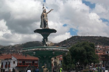 Cuzco, Peru - Mar 13, 2017: Cusco şehir merkezi, Plaza de Armas, Santo Domingo Manastırı, oyma ahşap galeriler ve balkonlar
