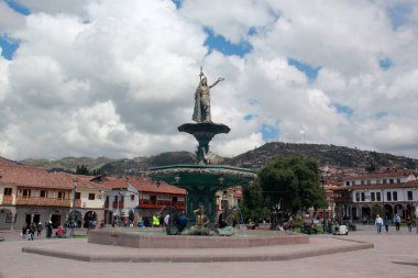 Cuzco, Peru - Mar 13, 2017: Cusco şehir merkezi, Plaza de Armas, Santo Domingo Manastırı, oyma ahşap galeriler ve balkonlar