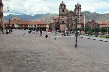 Cuzco, Peru - Mar 13, 2017: Cusco şehir merkezi, Plaza de Armas, Santo Domingo Manastırı, oyma ahşap galeriler ve balkonlar