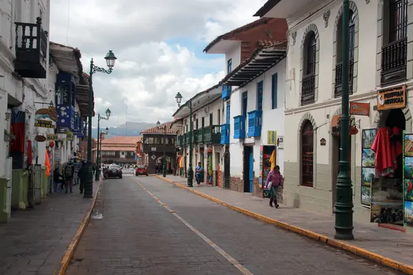 Cuzco, Peru - Mar 13, 2017: Cusco şehir merkezi, Plaza de Armas, Santo Domingo Manastırı, oyma ahşap galeriler ve balkonlar