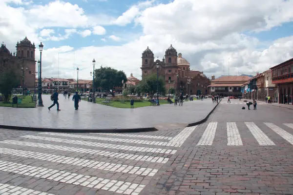 Cuzco, Peru - Mar 13, 2017: Cusco şehir merkezi, Plaza de Armas, Santo Domingo Manastırı, oyma ahşap galeriler ve balkonlar