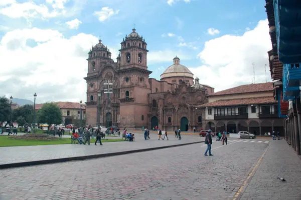 Cuzco, Peru - Mar 13, 2017: Cusco şehir merkezi, Plaza de Armas, Santo Domingo Manastırı, oyma ahşap galeriler ve balkonlar