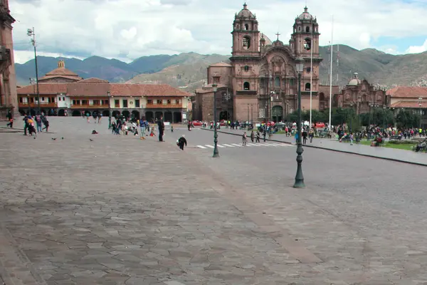 Cuzco, Peru - Mar 13, 2017: Cusco şehir merkezi, Plaza de Armas, Santo Domingo Manastırı, oyma ahşap galeriler ve balkonlar