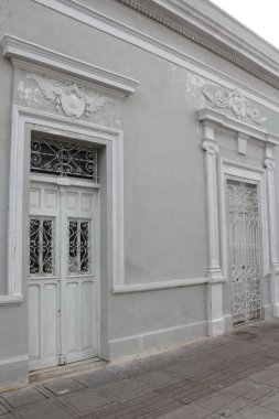 Merida, Yucatan, Meksika 'nın kaldırım taşı caddelerindeki evlerin kapı ve pencereleri..