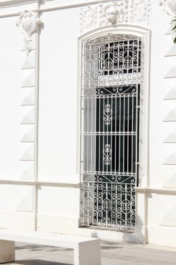 Merida, Yucatan, Meksika 'nın kaldırım taşı caddelerindeki evlerin kapı ve pencereleri..