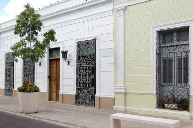 Merida, Yucatan, Meksika 'nın kaldırım taşı caddelerindeki evlerin kapı ve pencereleri..