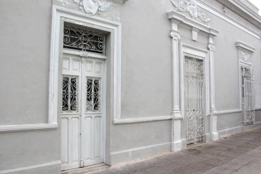 Merida, Yucatan, Meksika 'nın kaldırım taşı caddelerindeki evlerin kapı ve pencereleri..