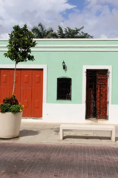 Merida, Yucatan, Meksika 'nın kaldırım taşı caddelerindeki evlerin kapı ve pencereleri..