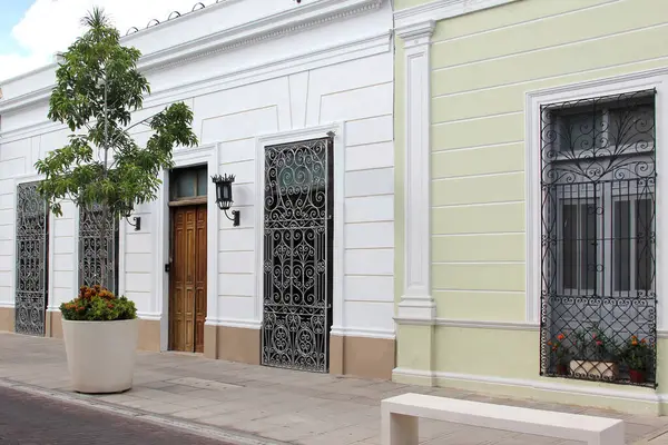 Merida, Yucatan, Meksika 'nın kaldırım taşı caddelerindeki evlerin kapı ve pencereleri..