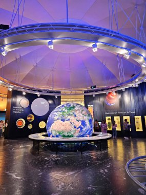 Mexico City, Mexico - 26 Mart 2025: Doldurulmuş hayvan örnekleri, fosiller, kayalar, mineraller, heykeller ve modellerle Doğal Tarih ve Çevre Kültürü Müzesi