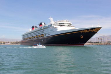 Ensenada, Baja California, Meksika - 16 Mart 2025: Disney Cruise Line 'ın Disney Wonder yolcu gemisi, Disney Magic' in kardeş gemisi, Disney 'in büyüsüyle aile dostu yolculuklar sunuyor