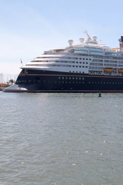 Ensenada, Baja California, Meksika - 16 Mart 2025: Disney Cruise Line 'ın Disney Wonder yolcu gemisi, Disney Magic' in kardeş gemisi, Disney 'in büyüsüyle aile dostu yolculuklar sunuyor