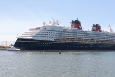 Ensenada, Baja California, Meksika - 16 Mart 2025: Disney Cruise Line 'ın Disney Wonder yolcu gemisi, Disney Magic' in kardeş gemisi, Disney 'in büyüsüyle aile dostu yolculuklar sunuyor