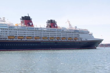 Ensenada, Baja California, Meksika - 16 Mart 2025: Disney Cruise Line 'ın Disney Wonder yolcu gemisi, Disney Magic' in kardeş gemisi, Disney 'in büyüsüyle aile dostu yolculuklar sunuyor