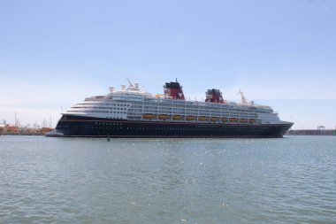Ensenada, Baja California, Meksika - 16 Mart 2025: Disney Cruise Line 'ın Disney Wonder yolcu gemisi, Disney Magic' in kardeş gemisi, Disney 'in büyüsüyle aile dostu yolculuklar sunuyor