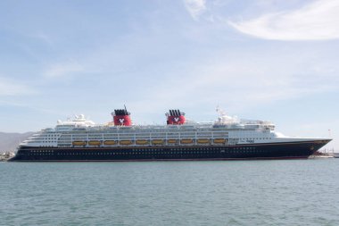 Ensenada, Baja California, Meksika - 16 Mart 2025: Disney Cruise Line 'ın Disney Wonder yolcu gemisi, Disney Magic' in kardeş gemisi, Disney 'in büyüsüyle aile dostu yolculuklar sunuyor