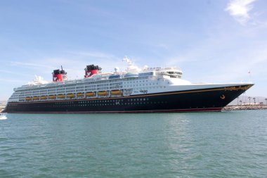 Ensenada, Baja California, Meksika - 16 Mart 2025: Disney Cruise Line 'ın Disney Wonder yolcu gemisi, Disney Magic' in kardeş gemisi, Disney 'in büyüsüyle aile dostu yolculuklar sunuyor