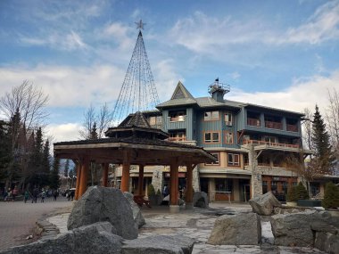 Whistler, British Columbia, Kanada - 16 Mar 2022: Whistler, Kanada 'nın güneyindeki British Columbia kentinde bulunan bir sahil dağ kayak merkezidir.