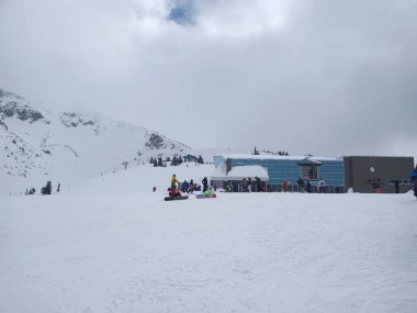 Whistler, British Columbia, Kanada - 16 Mar 2022: Whistler, Kanada 'nın güneyindeki British Columbia kentinde bulunan bir sahil dağ kayak merkezidir.