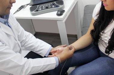 Elektromiyografi ve somatosensoryal potansiyeller nöropsikolojik testlerdir. Beyin korteksine kadar olan çevresel sinir sistemini değerlendirirler.