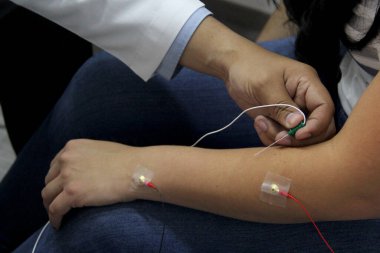 Elektromiyografi ve somatosensoryal potansiyeller nöropsikolojik testlerdir. Beyin korteksine kadar olan çevresel sinir sistemini değerlendirirler.
