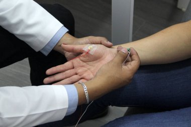 Elektromiyografi ve somatosensoryal potansiyeller nöropsikolojik testlerdir. Beyin korteksine kadar olan çevresel sinir sistemini değerlendirirler.