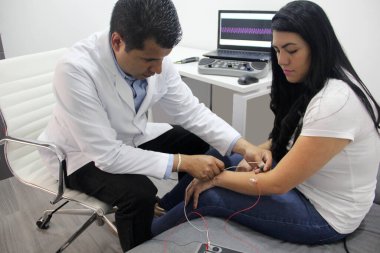 Elektromiyografi ve somatosensoryal potansiyeller nöropsikolojik testlerdir. Beyin korteksine kadar olan çevresel sinir sistemini değerlendirirler.