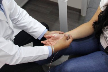 Elektromiyografi ve somatosensoryal potansiyeller nöropsikolojik testlerdir. Beyin korteksine kadar olan çevresel sinir sistemini değerlendirirler.