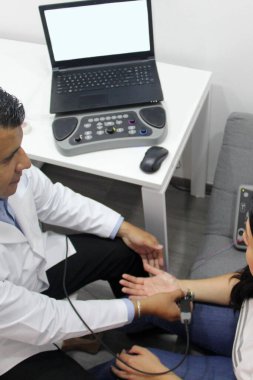 Elektromiyografi ve somatosensoryal potansiyeller nöropsikolojik testlerdir. Beyin korteksine kadar olan çevresel sinir sistemini değerlendirirler.