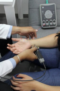 Elektromiyografi ve somatosensoryal potansiyeller nöropsikolojik testlerdir. Beyin korteksine kadar olan çevresel sinir sistemini değerlendirirler.